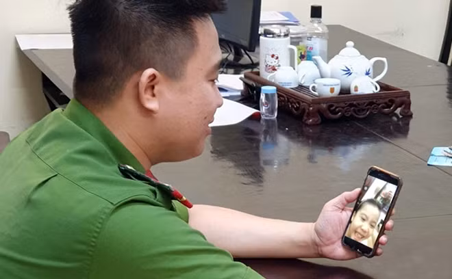 Thượng úy Hoàng Quang Minh tranh thủ những phút nghỉ trưa ít ỏi trò chuyện với vợ con.