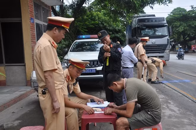Cảnh sát giao thông kiểm tra xe quá tải.