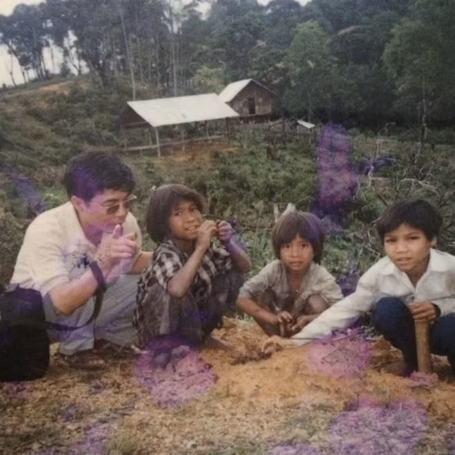 Nhà văn Trung Trung Đỉnh trong một lần trở lại chiến trường Tây Nguyên.
