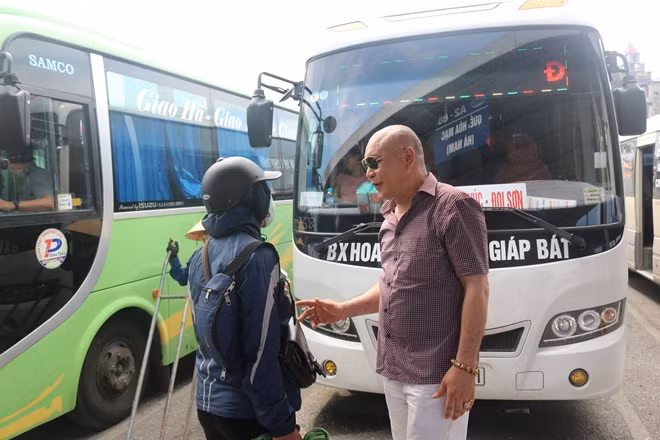 Anh Tiến mời một bệnh nhân ung thư lên xe của mình.