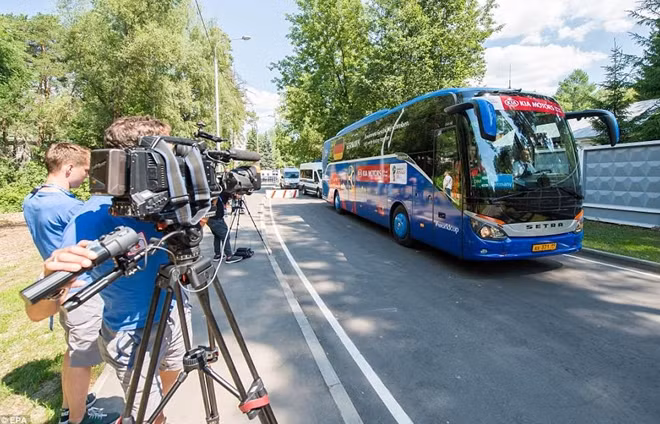 Chiếc xe bus chở nhà cựu vô địch ra sân bay Vnukov