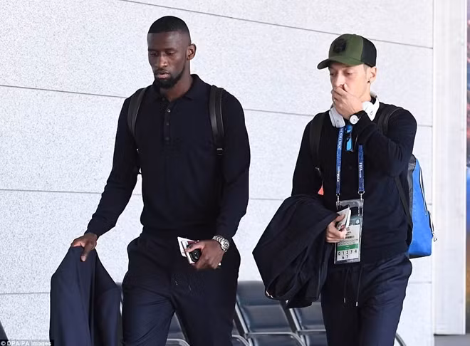 Hai ngôi sao của giải Ngoại hạng Antonio Rudiger và Mesut Ozil cũng ra sân bay với vẻ mặt buồn bã.