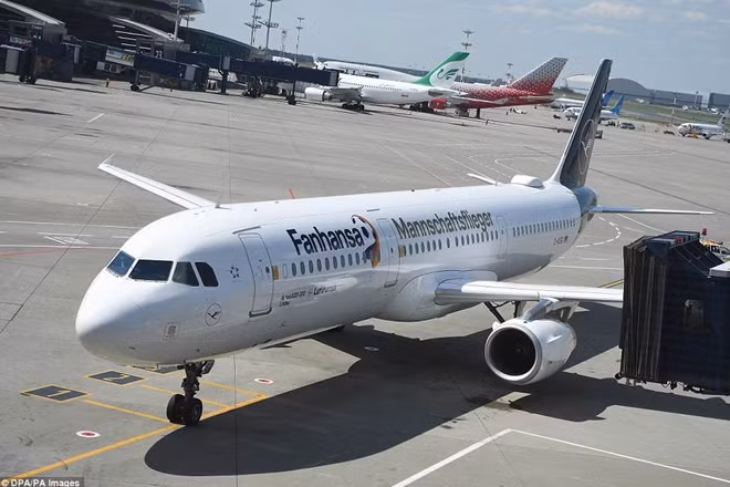 Chiếc máy bay của hãng Lufthansa tại sân bay Vnukov sẵn sàng đưa đội tuyển Đức về nước.