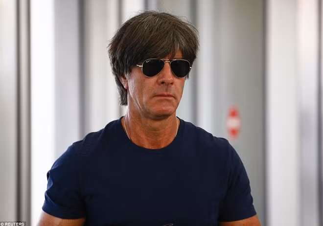 HLV Joachim Low với cặp kính đen trên mặt rời Nga lặng lẽ vào sáng 28-6.