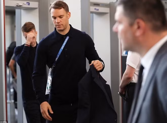 Thủ thành Manuel Neuer người có màn trình diễn không được tốt ở World Cup cũng ra sân bay trong khuôn mặt nặng như chì