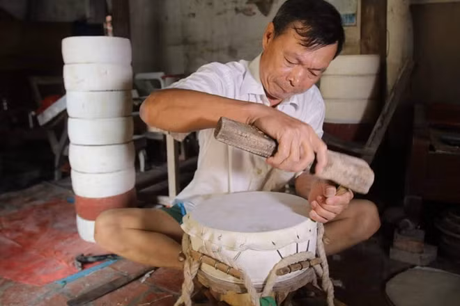 Ông Vũ Hữu Đọc (làng Hảo) đã gắn liền với nghề làm trống Trung thu mấy chục năm. Theo ông Đọc, chiếc trống nhìn đơn giản, nhưng gồm nhiều công đoạn như cưa gỗ, làm vành, đẽo, sơn, căng mặt trống...