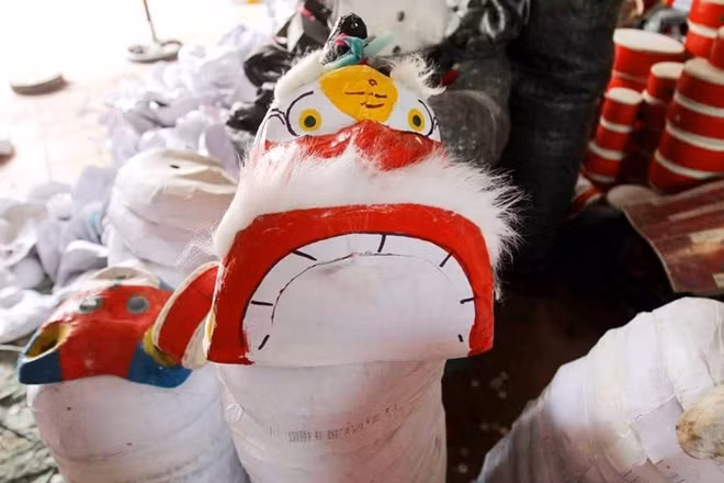 Một sản phẩm khác gắn liền với làng Hảo là mặt nạ giấy bồi. Những chiếc đầu lân, sư tử.... đang được người làng Hảo tất bật chế tạo mỗi dịp Tết Trung thu về.
