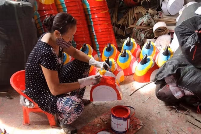 Hiện tại làng Hảo chỉ còn 5-7 hộ còn bám trụ với nghề làm đồ chơi Trung thu truyền thống tuy nhiên quy mô sản xuất cũng đang tăng. Hy vọng thời gian tới cùng với thị hiếu của thị trường, nghề truyền thống này sẽ tiếp tồn tại như các nghệ nhân cao tuổi của làng từng nói "Còn Tết Trung thu còn nghề làng Hảo "