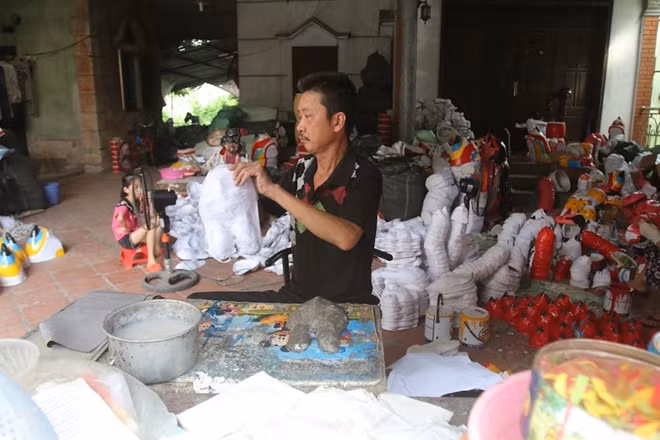Một mặt nạ giấy bồi sau khi tách khuôn....