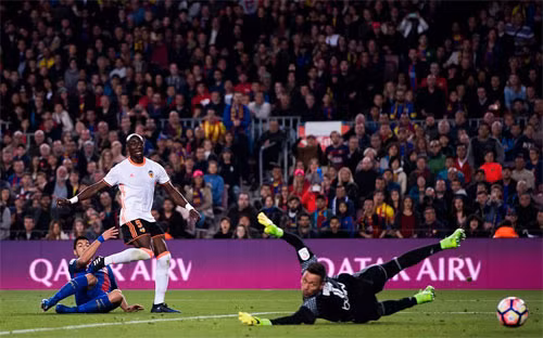 Suarez (trái) tỏ ra quá khó lường đối với hàng thủ Valencia.
