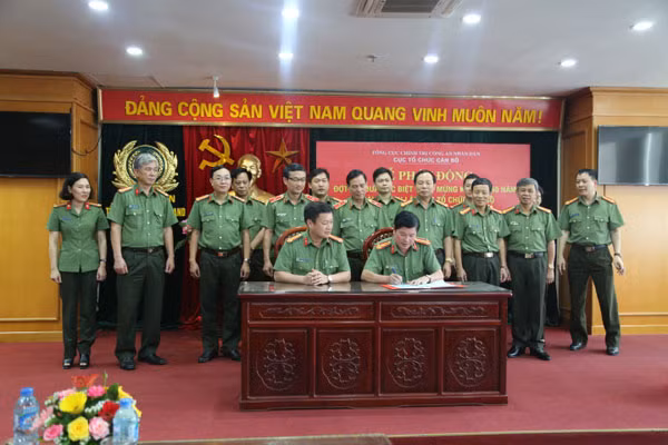 Các đơn vị và tổ chức quần chúng thuộc Cục Tổ chức cán bộ ký kết giao ước thi đua. Các đơn vị và tổ chức quần chúng thuộc Cục Tổ chức cán bộ ký kết giao ước thi đua.