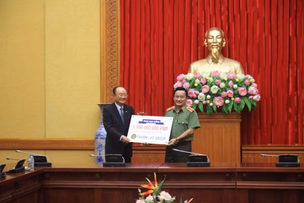 Ngài Lee Dae Bong, Chủ tịch Tập đoàn Charm-Vit trao tượng trưng học bổng 1 tỷ đồng cho đại diện Quỹ Nghĩa tình đồng đội CAND Ngài Lee Dae Bong, Chủ tịch Tập đoàn Charm-Vit trao tượng trưng học bổng 1 tỷ đồng cho đại diện Quỹ Nghĩa tình đồng đội CAND