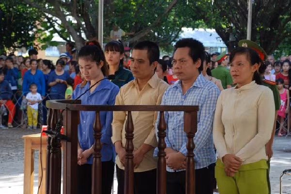 Các bị cáo phạm tội mua bán người luôn bị pháp luật trừng phạt nghiêm khắc. Các bị cáo phạm tội mua bán người luôn bị pháp luật trừng phạt nghiêm khắc.