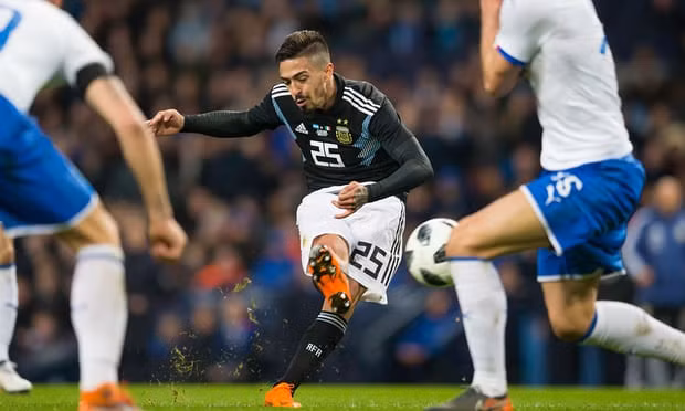 Manuel Lanzini (áo đen) dính chấn thương và sẽ không kịp bình phục để dự World Cup. Ảnh: Rex