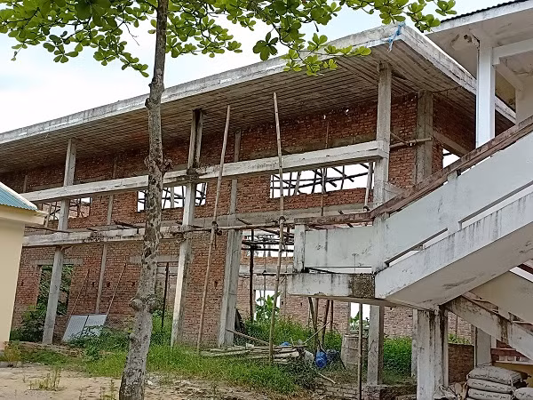 Công trình mang mác từ thiện ở trường Tiểu học Đức Lâm phơi mưa nắng hơn 2 năm qua.