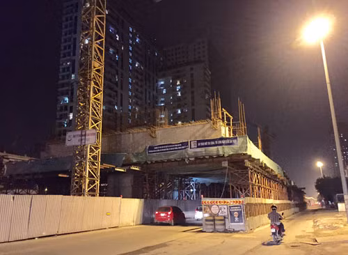 Dự án đường sắt Cát Linh - Hà Đông vẫn ì ạch, gây cản trở giao thông và bức xúc dư luận.