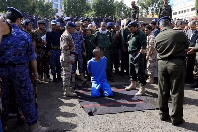 Sĩ quan cảnh sát Yemen buộc ba kẻ ấu dâm nằm úp mặt xuống đất và lần lượt bắn vào tim từng người.