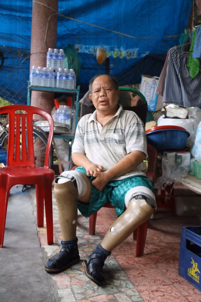 Từng có quá khứ đau thương nhưng giờ ông Lem mãn nguyện với cuộc sống của mình.