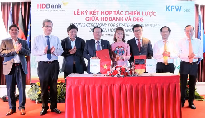 HDBank ký kết hợp đồng phát hành trái phiếu chuyển đổi và hợp tác chiến lược với DEG.