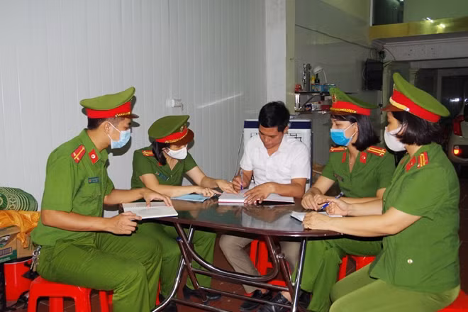 Công an cơ sở đến từng nhà dân thu thập dữ liệu quốc gia về dân cư.