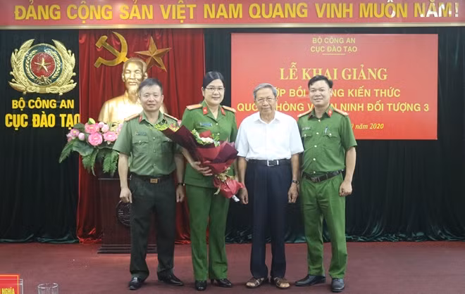 Thiếu tướng, PGS.TS Lê Văn Cương (thứ ba từ trái, nguyên Viện trưởng Viện Khoa học và Chiến lược – Bộ Công an) và một số học viên tại lễ khai giảng.