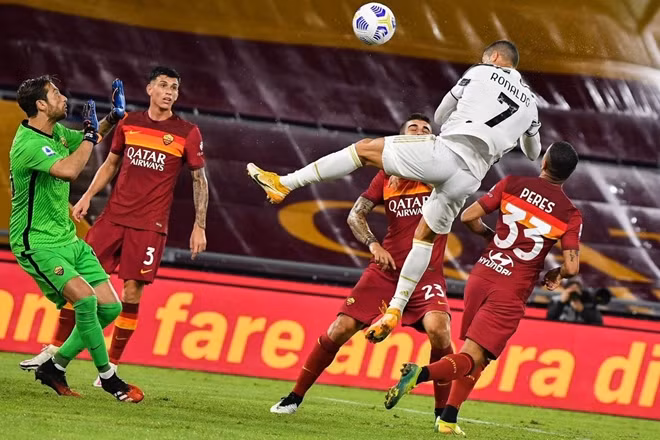 Pha bật nhảy đánh đầu đem về bàn thắng thứ 450 cho Ronaldo.