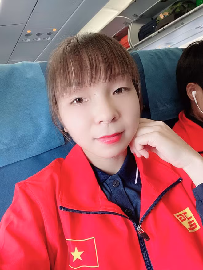 Nữ trung vệ sinh năm 1992 là số ít cầu thủ nữ Việt Nam xuất ngoại thi đấu. Hiện cô gái người Hà Nam đang chơi cho CLB Chonburi, Thái Lan. Tại SEA Games lần này, Nhung và các đồng đội có lần thứ 6 đoạt HCV SEA Games.