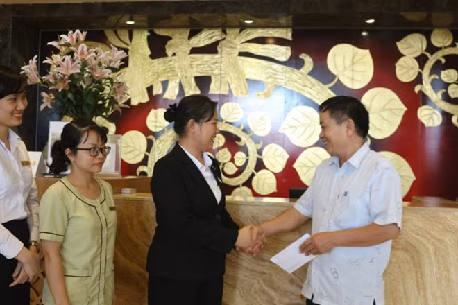 Đại diện Khách sạn Mường Thanh Luxury Quảng Ninh trả lại 40 triệu đồng cho khách bỏ quên.
