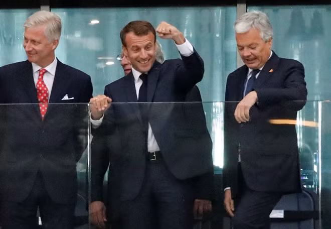 Ông chủ của điện Élysée vô cùng vui mừng trước chiến tích của đội tuyển Pháp nhất là trong dịp nước này sắp kỷ niệm ngày quốc khánh của mình. Ảnh: Reuters.