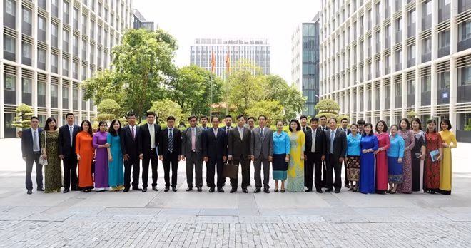 Các đại biểu chụp ảnh lưu niệm.