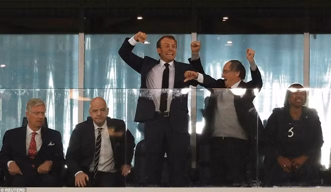 Tổng thống Emmanuel Macron ăn mừng bàn thắng duy nhất trong trận đấu giữa Pháp và Bỉ. Bên cạnh ông Macron là Chủ tịch FiFa Gianni Infantino.