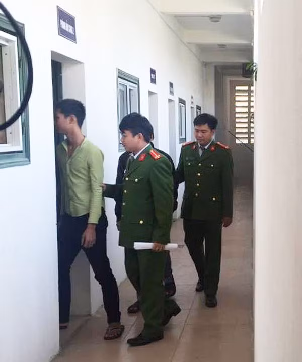 Dẫn giải đối tượng về cơ quan điều tra. Dẫn giải đối tượng về cơ quan điều tra.