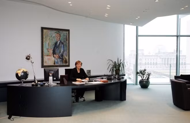 Thủ tướng Angela Merkel trong văn phòng làm việc của bà trong Phủ thủ tướng ở Berlin năm 2016, có 2 điện thoại văn phòng, 1 cái dùng cho các cuộc điện đàm bảo mật . Ảnh nguồn: Reuters.