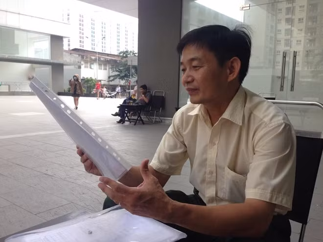 Ông Vũ Hùng Cường, Trưởng ban Quản lý chung cư Prosper Plaza, trao đổi với phóng viên.