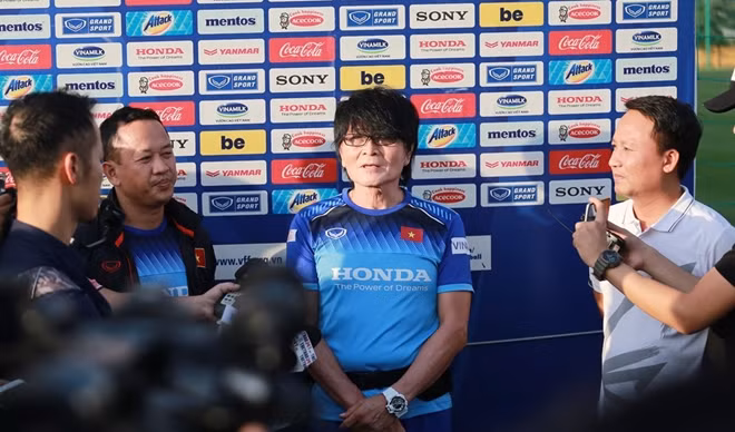 Bác sĩ Choi Ju-young nói về tình trạng chấn thương của Đình Trọng và Phan Văn Đức. Ảnh: CTV.