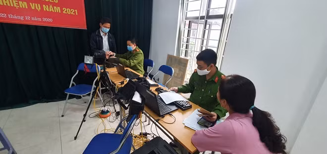 Công an các tỉnh, thành phố trên cả nước đang khẩn trương cấp căn cước công dân gắn chíp điện tử đúng tiến độ.