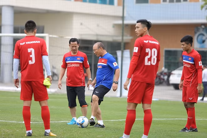 Thầy Park đang thị phạm cho các học trò.