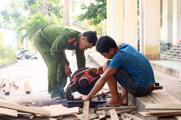 Học sinh Trường Giáo dưỡng số 3 được CBCS Công an dạy nghề mộc. Học sinh Trường Giáo dưỡng số 3 được CBCS Công an dạy nghề mộc.