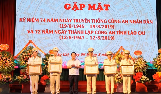 Lãnh đạo tỉnh Lào Cai trao giấy khen tặng các tập thể, cá nhân.