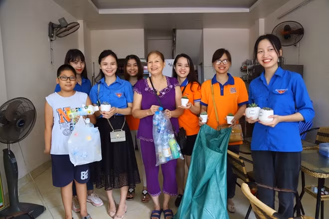 Nhiều người dân sống quanh phố đi bộ Trịnh Công Sơn đã đem rác thải nhựa trong nhà đổi lấy cây xanh từ chương trình này.