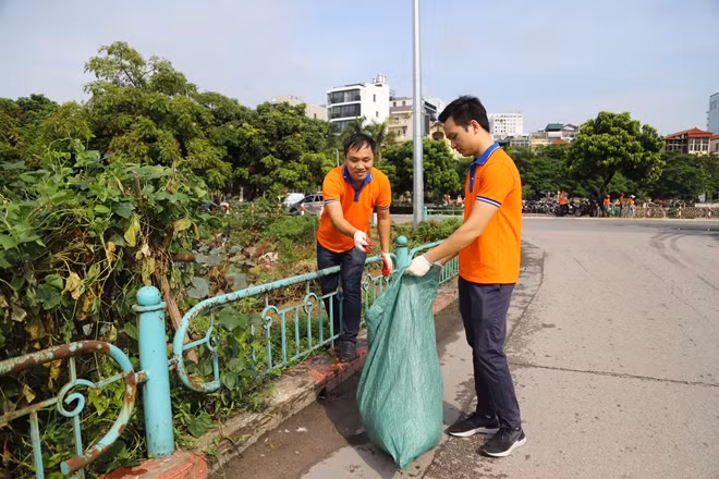 Các đoàn viên Thanh niên tiến hành thu gom rác thải nhựa và dọn sacchj khu vực phố đi bộ Trịnh Công Sơn, quận Tây Hồ, Hà Nội.