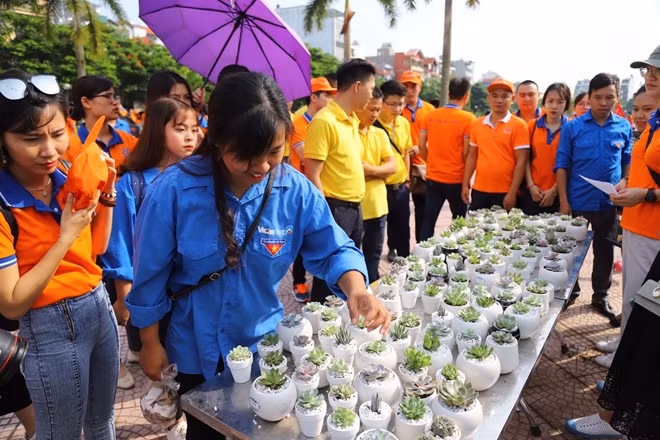 Hàng trăm chậu cây xanh được mang tới để đối lấy rác thải nhựa...