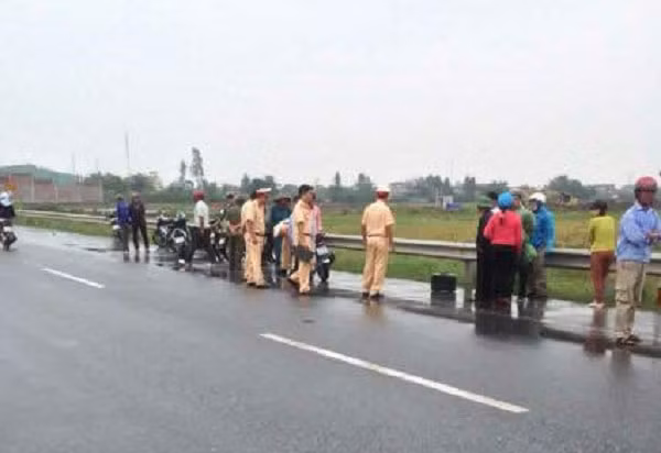 Lực lượng Công an nhanh chóng có mặt bảo vệ hiện trường, phân luồn giao thông (ảnh facebook)