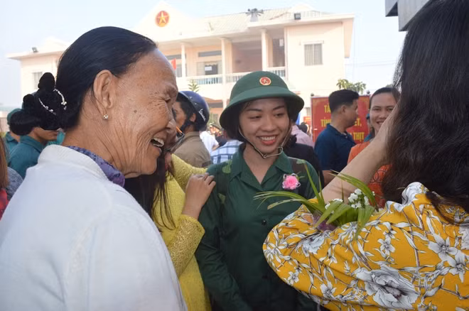 Bà Tư Lan động viên các nữ thanh niên lên đường nhập ngũ.
