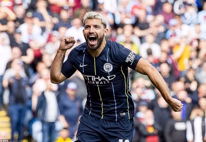 Sergio Aguero ăn mừng bàn thắng duy nhất trong trận đấu.