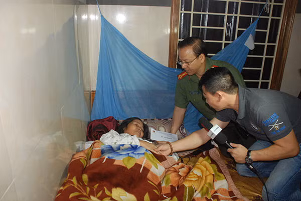 Đại diện Cộng đồng người Việt tại CHLB Đức và Báo CAND thăm hỏi, trao số tiền 5 triệu đồng tới gia đình chị Lê Thị Thắm, ở thôn Can Gián, xã Trung Giang (huyện Gio Linh) có chồng bị thiệt mạng trong trận lũ vừa qua.