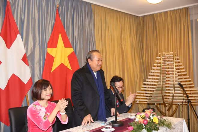 Phó Thủ tướng Thường trực Chính phủ Trương Hòa Bình nói chuyện thân mật với cộng đồng người Việt tại Thụy Sĩ. Ảnh: VGP/Lê Sơn.