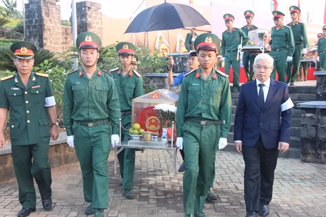 Lãnh đạo tỉnh Bình Phước di chuyển hài cốt liệt sĩ đến vị trí an táng.