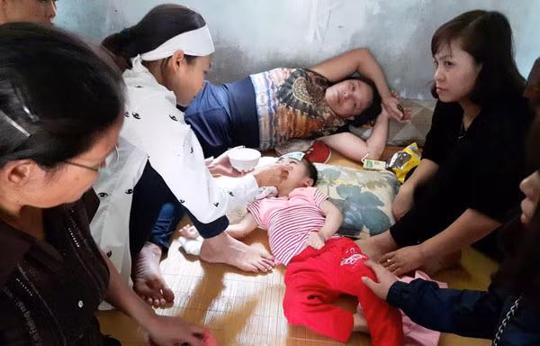 Cháu bé 6 tuổi bị bại não liên tục khóc thét lên từ khi mẹ mất.
