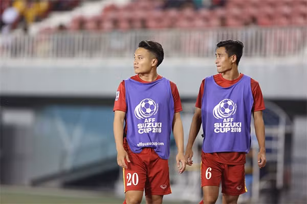 Phi Sơn (số 20) hay Vũ Minh Tuấn (6) có khả năng vào sân trong thời gian còn lại của trận đấu. Ảnh: VNE.